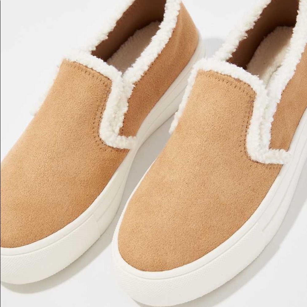 NWT // AEO - Sherpa slip on shoes